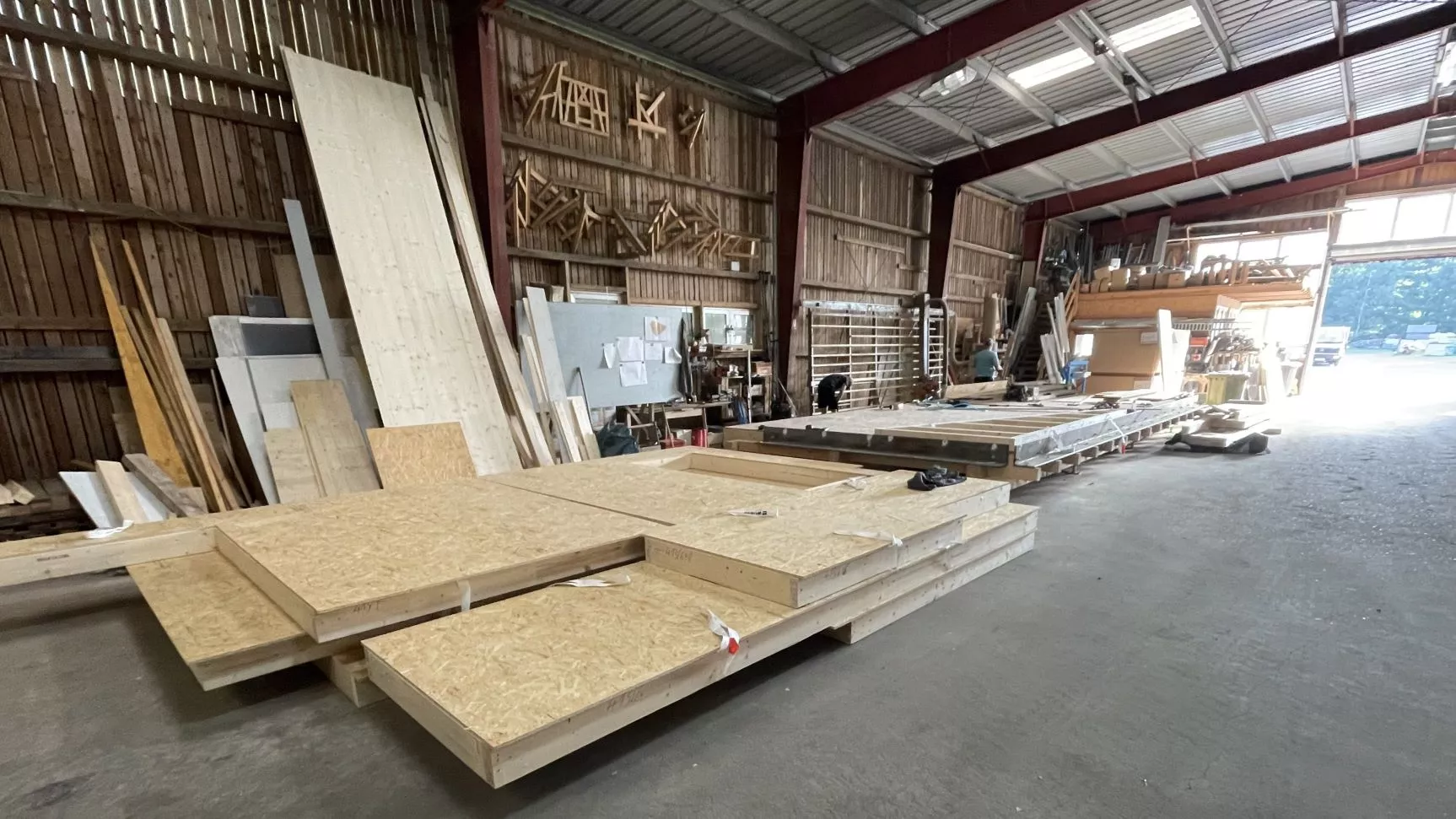 Lagerhalle Zimmerei mit Holzplatten