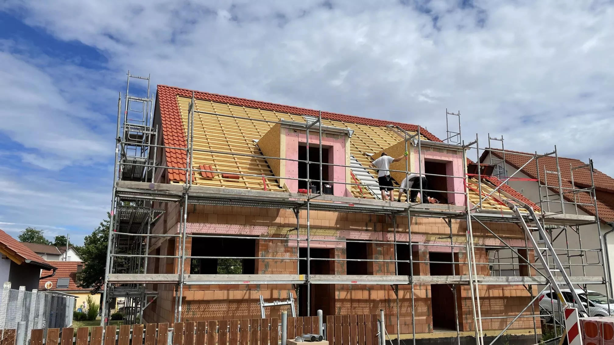 Dachdeckerarbeiten an einem Haus