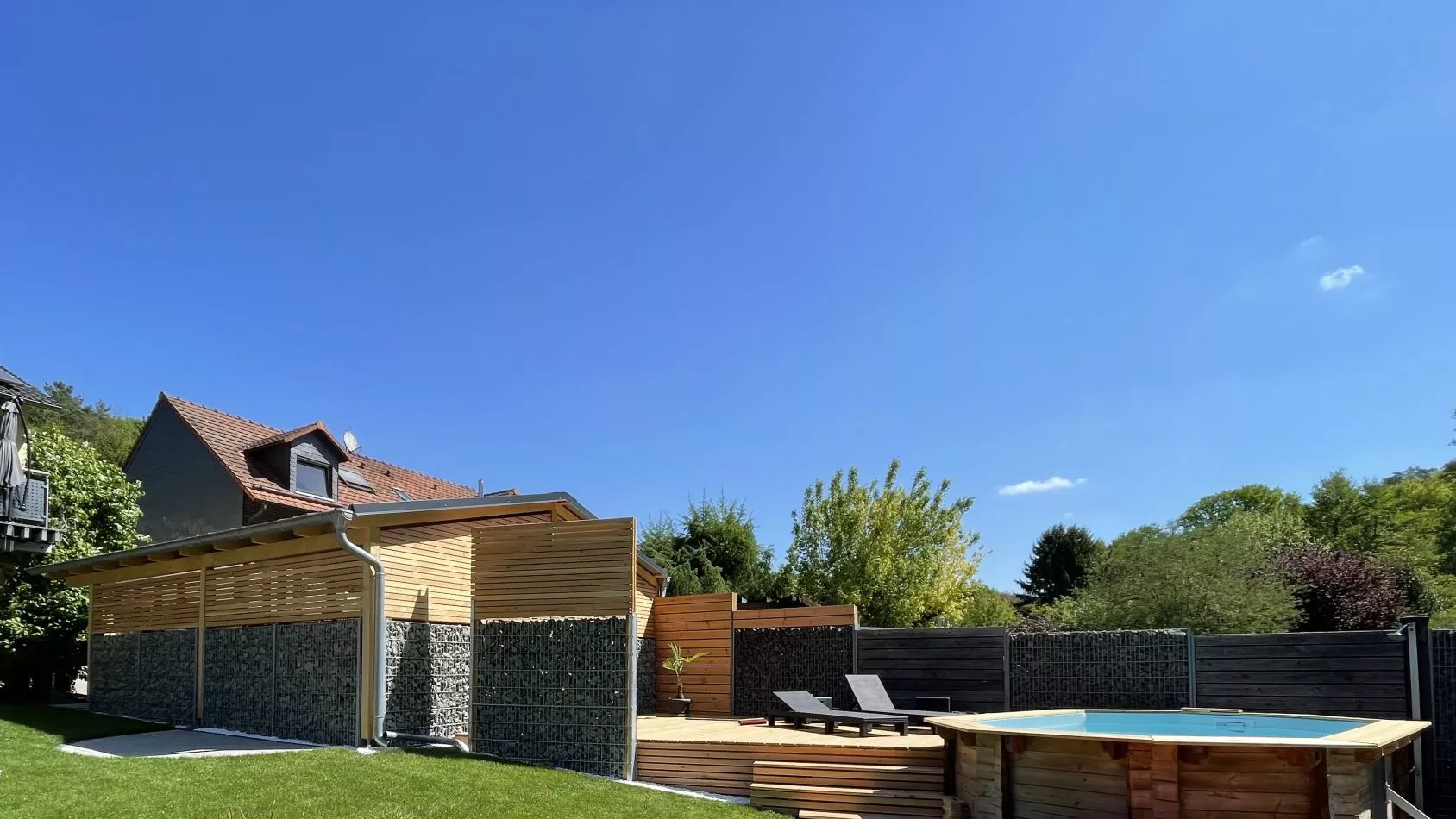 Gartenbereich mit Holz-terasse und Pool