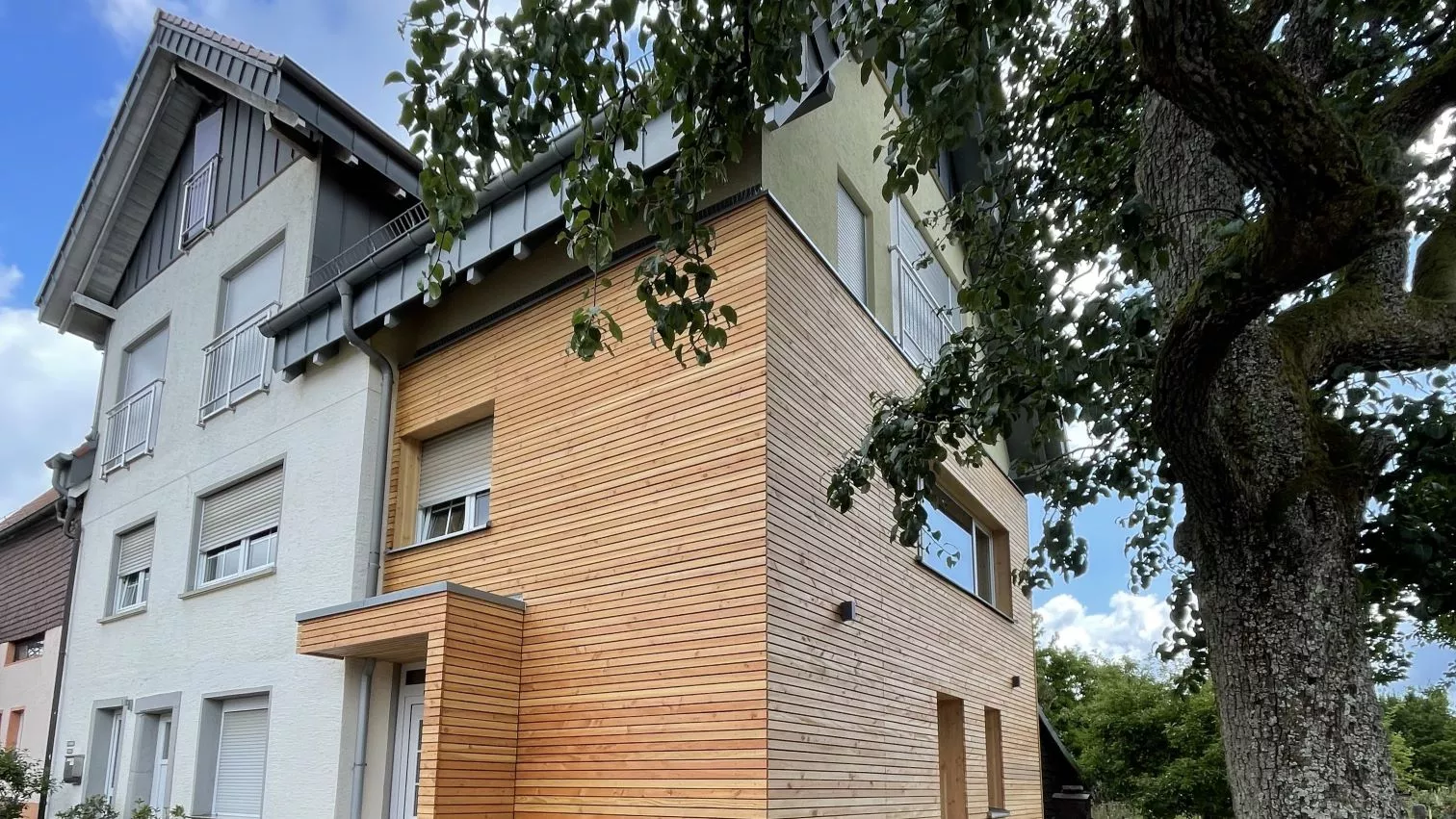 Haus mit Holzfassade