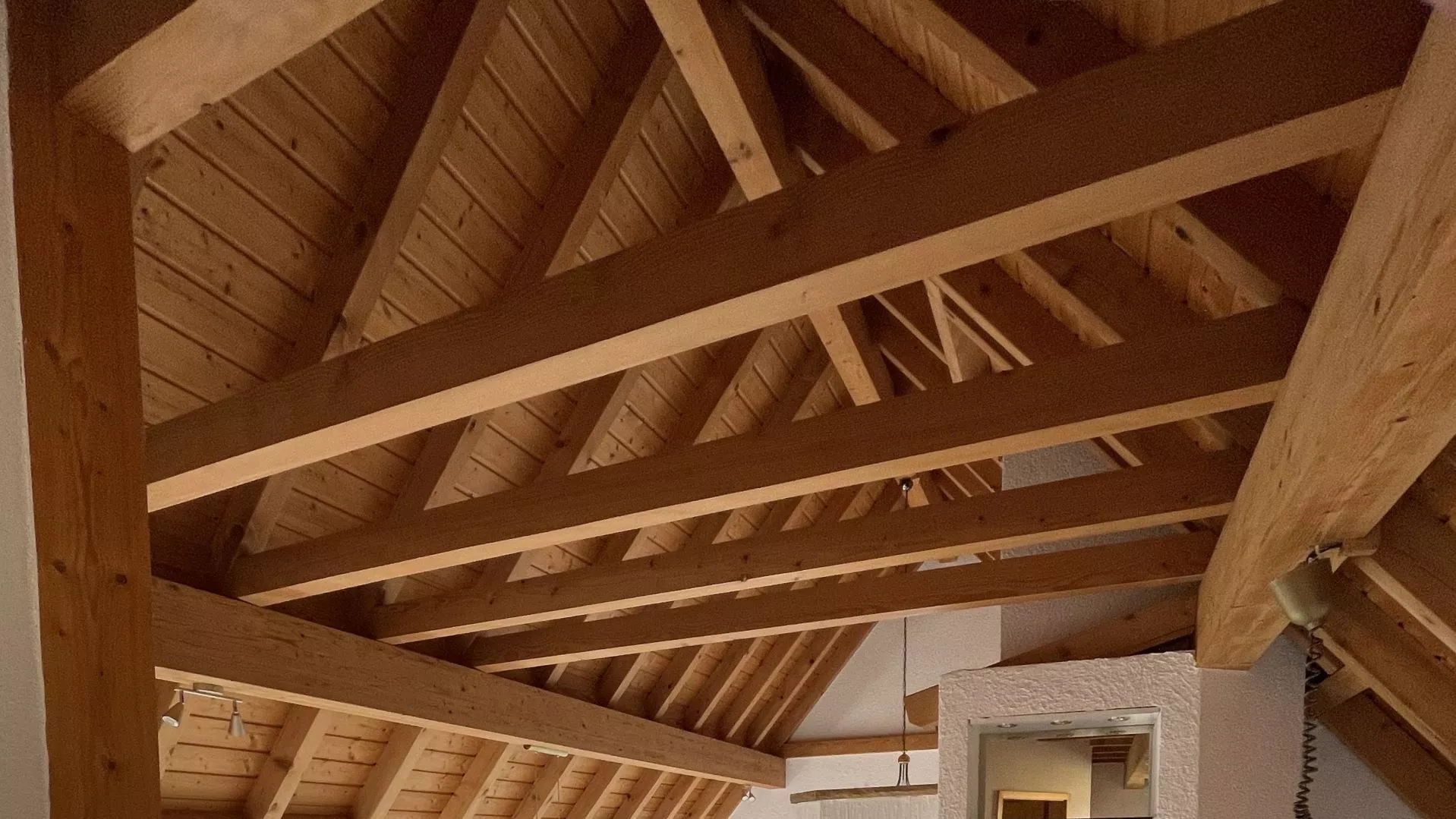 Holzbalken der Decke eines Holzhauses von innen